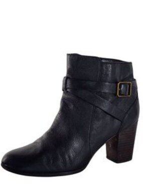 COLE HAAN Grand Hayes Black Leather Buckle Detail Heeled Ankle Boots Sz 8